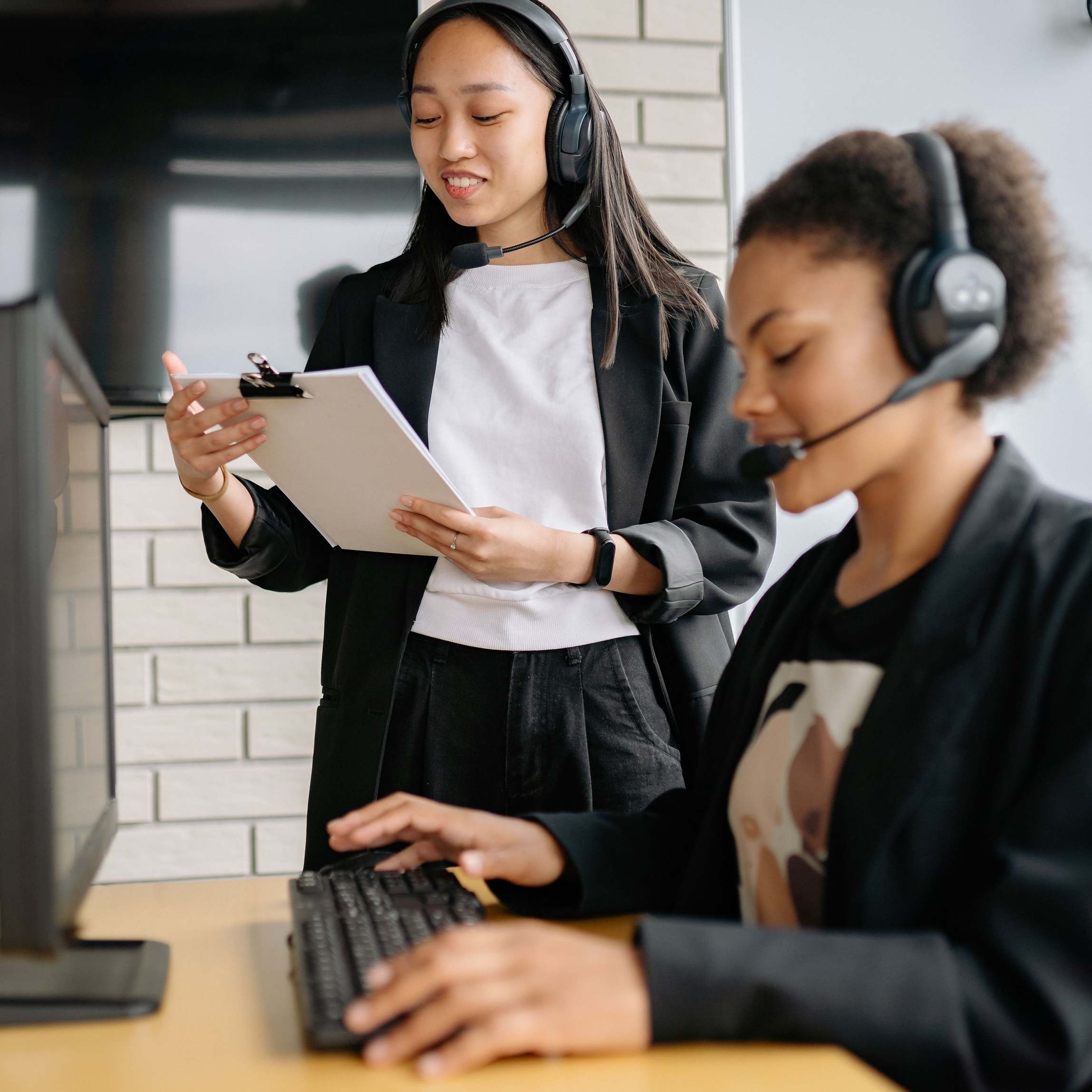 Laptop mit Tabellenansicht, Mann im Büro mit Laptop und Smartphone