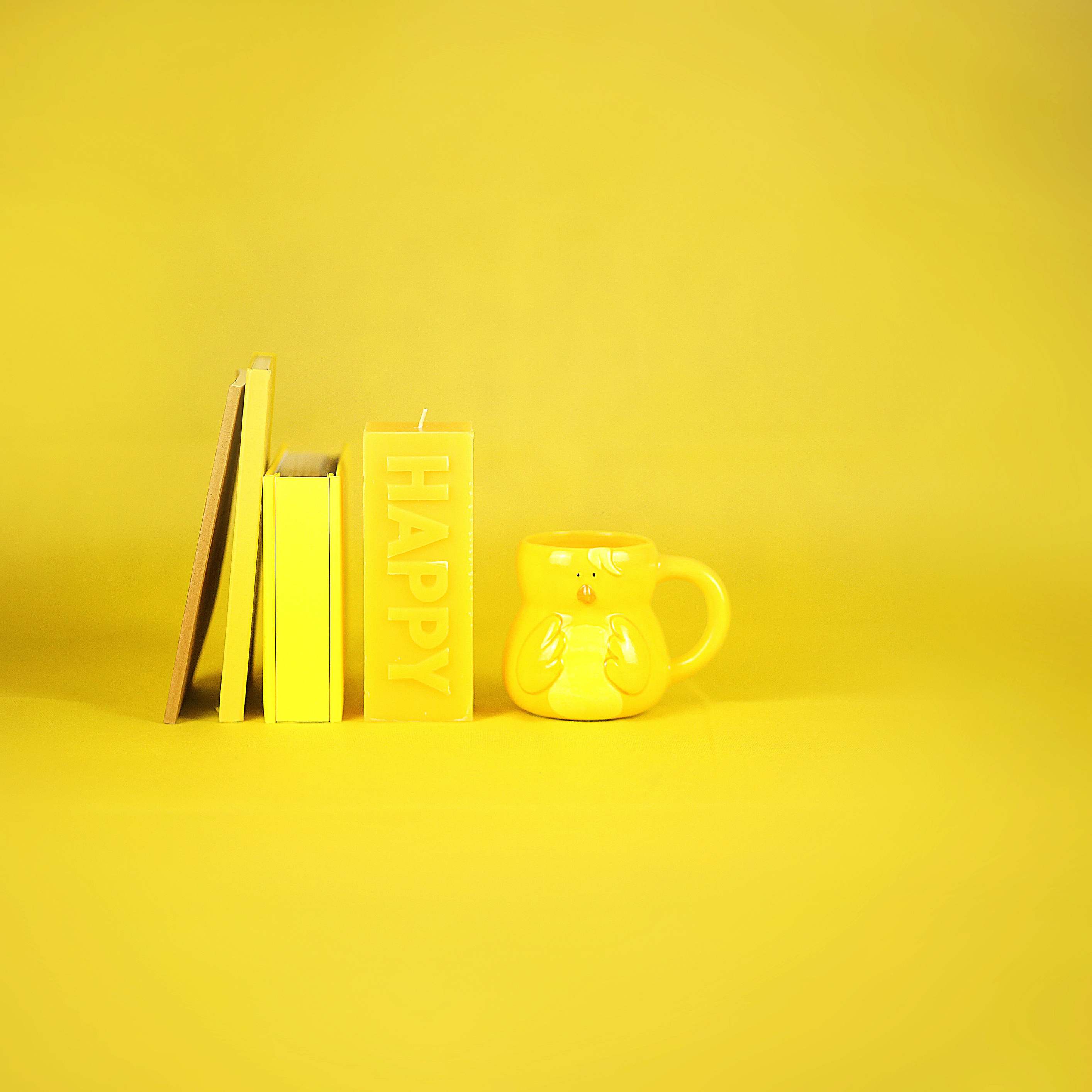 Schreibtisch mit Büromaterial, Büromaterial auf dem Tisch