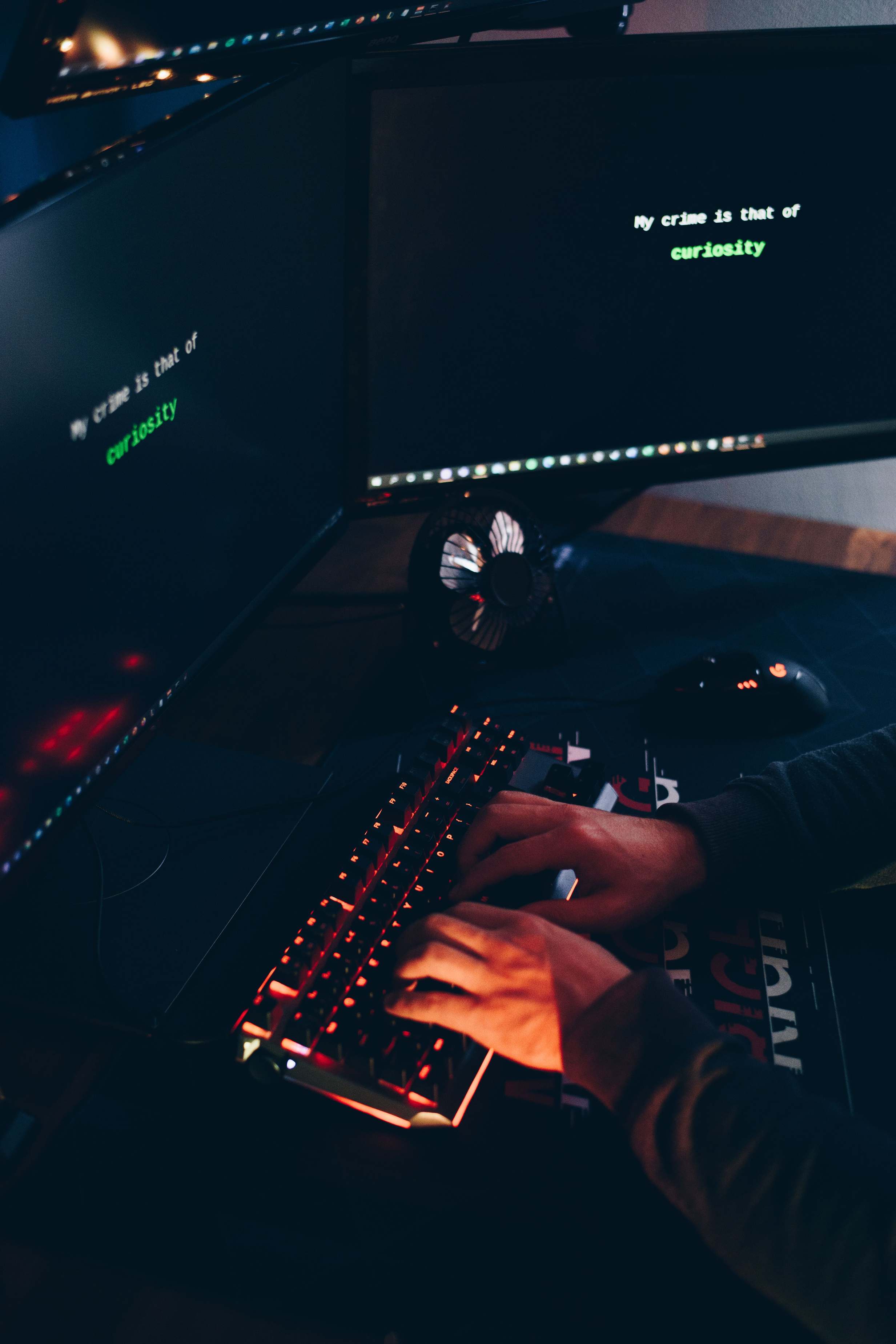 Hände an der Tastatur neben einem Laptop, Tippen am Laptop